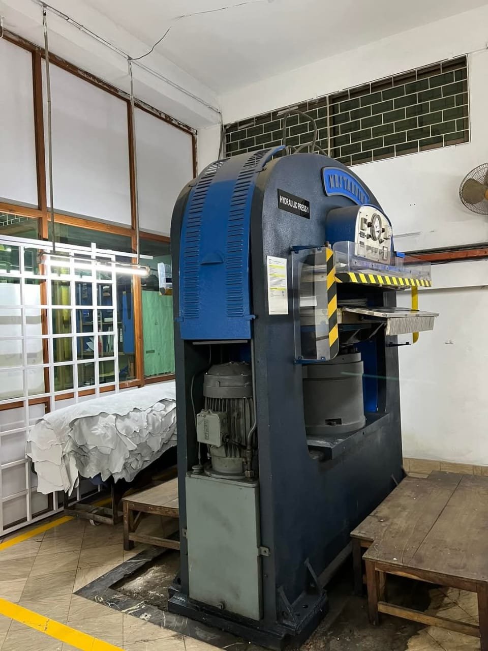 Hydraulic leather press machine